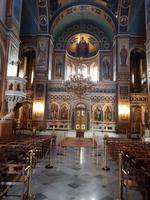 In der Kathedrale des Metropoliten erläutert die Reiseführerin orthodoxe Riten
