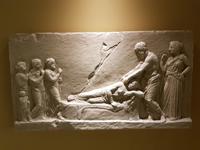 Im Museum: Grabmal eines Heilers, Patienten stehen Schlange, um massiert zu werden