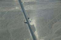 Nazca: Die Eidechse (geschnitten von der Panamericana), der Baum und die Hände