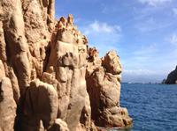 rote Felsen und blaues Meer