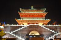 Beleuchteter Glockenturm in Xi'an, Lichterfahrt