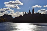 Ottawa ohne Nebel - Parlamentshügel mit Bibliothek