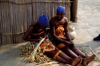 Besuch im Kulturdorf der Mashis - Körbe flechten ist Frauenarbeit