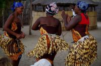 Besuch im Kulturdorf der Mashis - Rhythmus im Blut