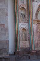 Unten Steine eines inkaischen Vorgängerbaus, oben christl. Fresken