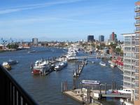 Blick von der Elbphilharmonie zu den Landungsbrücken