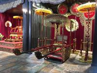 Die Saenfte neben dem Thron