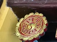 Ying und Yang Zeichen bei jedem Hauseingang