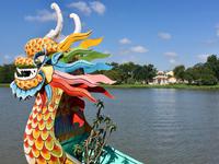 auf dem glueckbringenden Drachenboot in Hue
