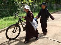 Fuer diese beiden Moenchskinder ist die Schule nun aus