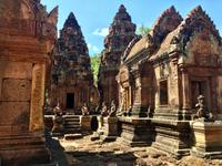 Die zierlichen Tuerme von Bantey Srei bewacht von Sandstein Affen