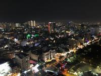 Blick auf das nächtliche Saigon von der Chill Skybar aus
