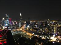 Blick auf das nächtliche Saigon von der Chill Skybar aus
