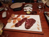 Eine Platte mit Delikatessen