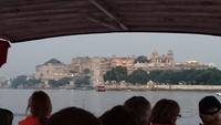 Blick zum erleuchteten Stadtpalast Udaipur