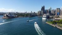 Blick von der Harbour Bridge auf Sydney und unser Schiff