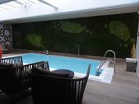 In der Hotellobby des Hotels in Sevillakann man auch schwimmen