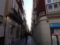 Schmale Straßen schützen im Sommer vor zu viel Sonne in Cádiz