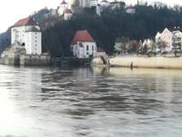 Hier fließt der dritte Fluss, die Ilz, in die Donau bei Passau.