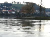 Und hier, an der Landzunge, fließen Inn und Donau zusammen.