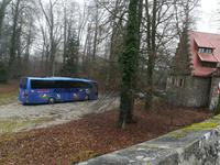 Unser 5 Sterne-Bus wartet im Schloßgraben.