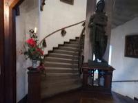 Im Schloss mit Ritterrüstung.