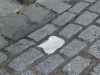 weißer Stein vor der Moschee in Toledo