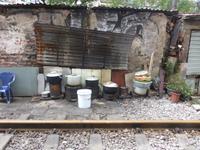 An den Eisenbahnschienen in Hanoi