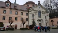 wir gehen in die Abtei vom Kloster Weltenburg