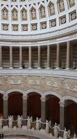 Blick in die Befreiungshalle, zwischen den beiden Säulenreihen die Namen der Feldherren