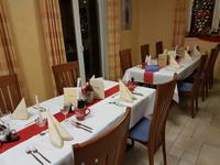 festlich gedeckt sind die Tische zum Weihnachtsabend