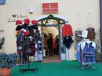 Händler in Passau preisen ihre Waren an