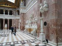 ca. 130 Büsten und 65 Gedenktafeln bedeutender Persönlichkeiten 