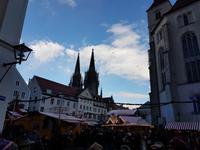 Weihnachtsmarkt in Regensburg, im Hintergrund der Dom
