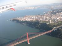 Anflug Lissabon - Brücke Ponte 25 de Abril über den Tejo und Cristo-Rei-Statue