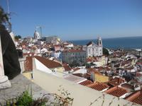 Stadtrundgang Lissabon - Blick über die Dächer der Alfama mit der Kirche Igreja Sao Miguel