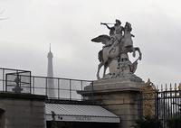 Mit Fanfaren vor dem Eiffelturm