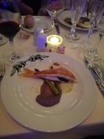 Rotarbe mit aromatischer Butter dazu grüner Spargel und peruanische Kartoffelsahnesoße und Bottargapulver