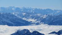 Am Horizont in der Mitte Eiger, Mönch, Jungfrau