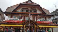 An der Shopmeile am Titisee
