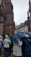 Gäste bei der Führung vor dem Portal des Freiburger Münsters