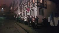 Gäste zum Feuerwerk vor dem Hotel