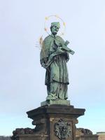 Statue des heiligen Nepomuk auf der Karlsbrücke