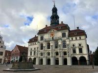 Tag 2 - Luna-Brunnen und Rathaus am Marktplatz Lüneburg