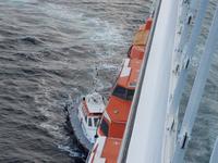 AIDAcara, vor Pontadelgada, Lotse kommt an Bord