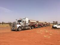 Road Train um Flughafen