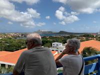 Malerischer Blick über eine Bucht von Curacao