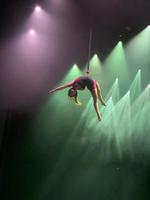 Akrobatik im Theater der Mein Schiff 5