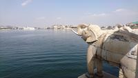 Blick von der heiligen Café-Insel Udaipur