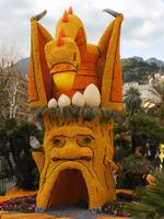 Ein Drache nistet im Baum